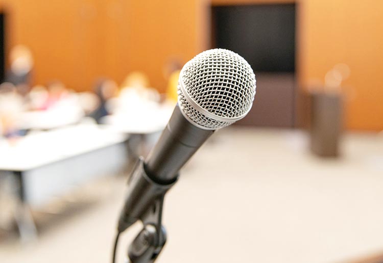 「人前で緊張が強い」のイメージ画像